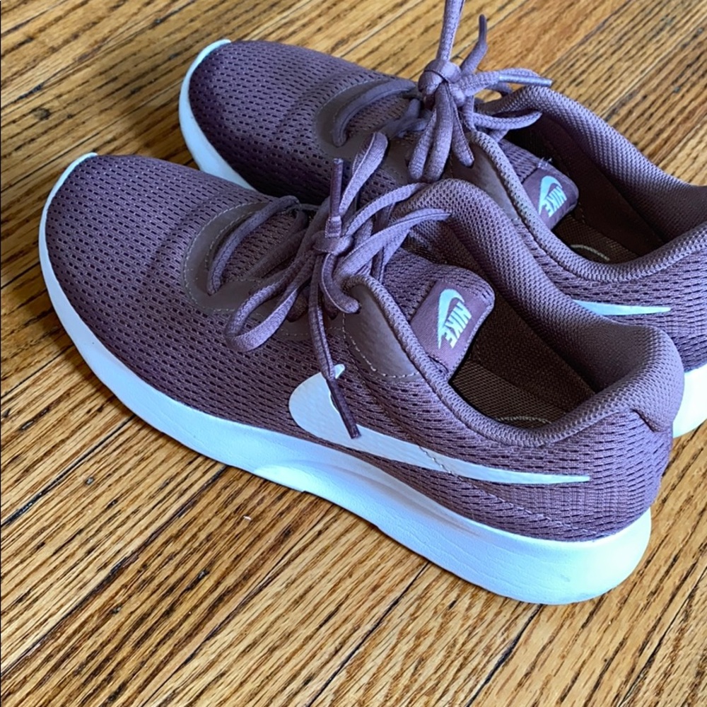 Nike’s!! Size 6 in women’s